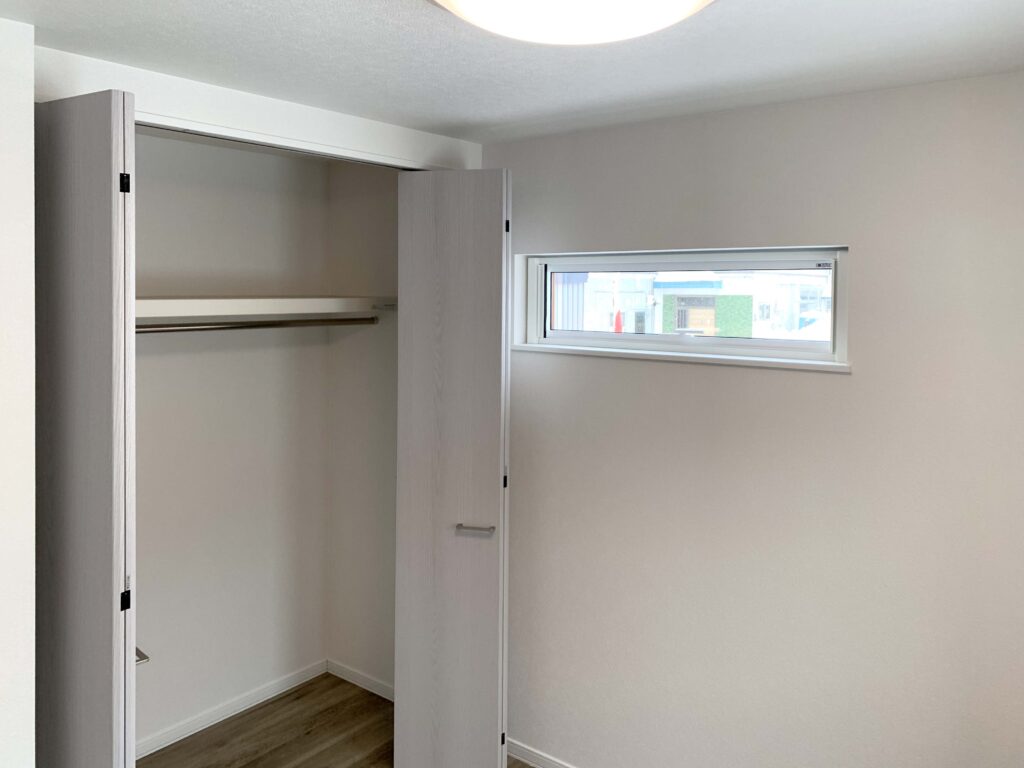 リビングに隣接する洋室のクローゼット