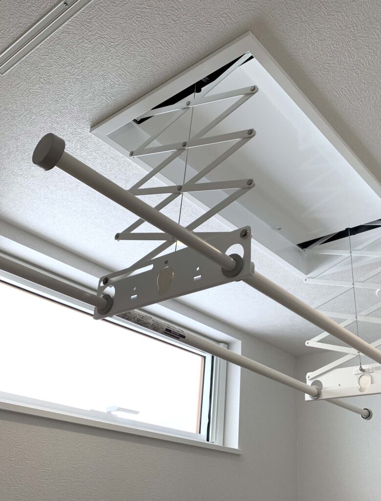 脱衣室に設置した自動下降式物干し