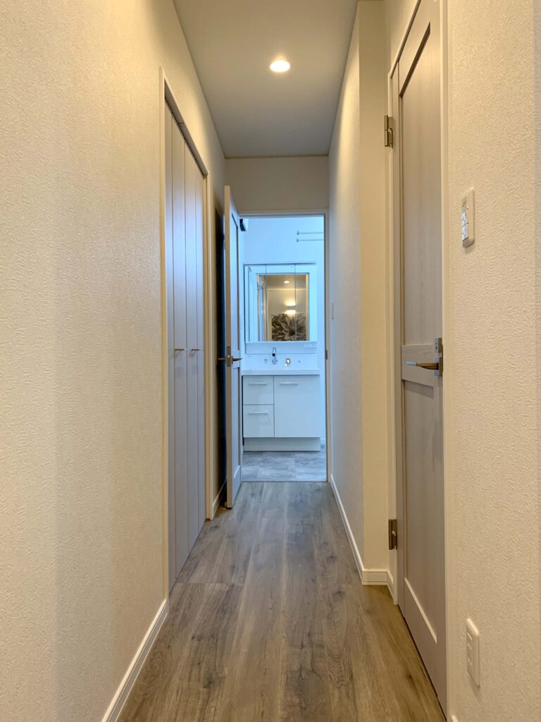 玄関から脱衣室へと出入りできる廊下