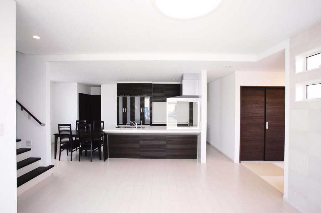 お洒落なオープンキッチンを配置したキッチン＆ダイニング