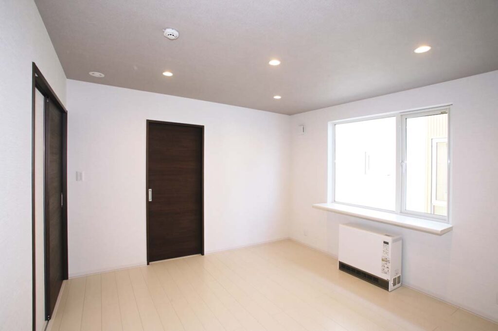 明るく落ち着いた雰囲気の2階洋室