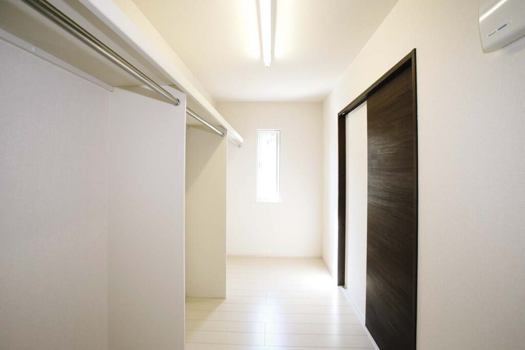 2階洋室に隣接した広いウォークインクローゼット