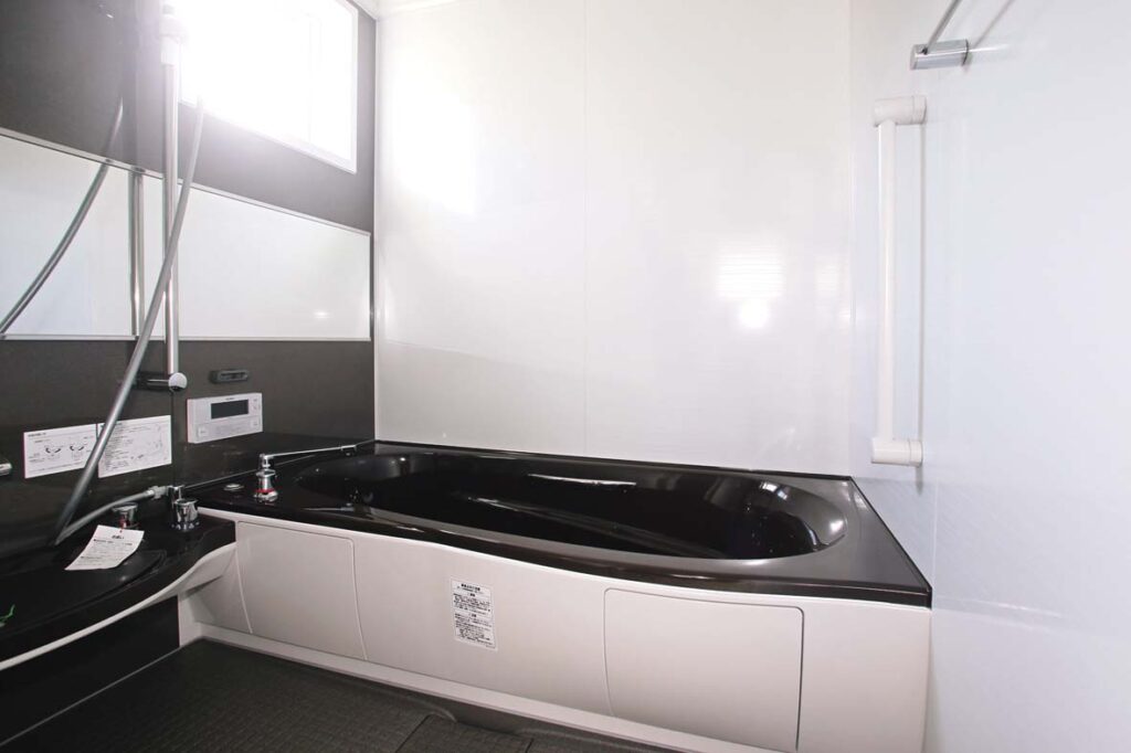 明るく清潔感のあるバスルーム