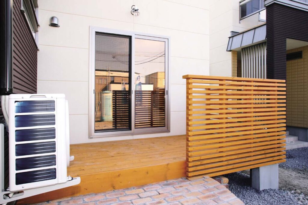 リビングからアクセスできるウッドデッキ