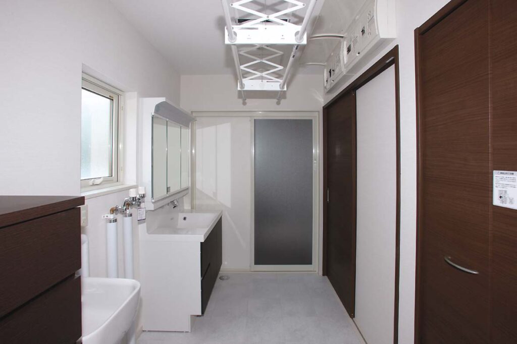 電動下降式物干しを完備した脱衣室