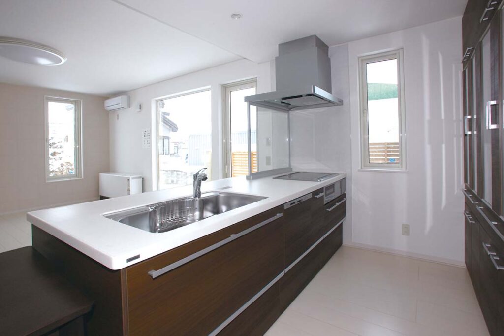 収納抜群なウッド調のお洒落なオープンキッチン