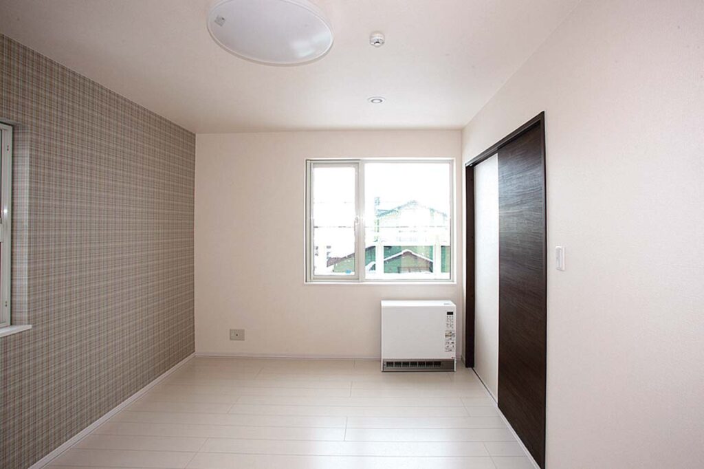 大型ウォークインクローゼット完備の居心地の良い寝室