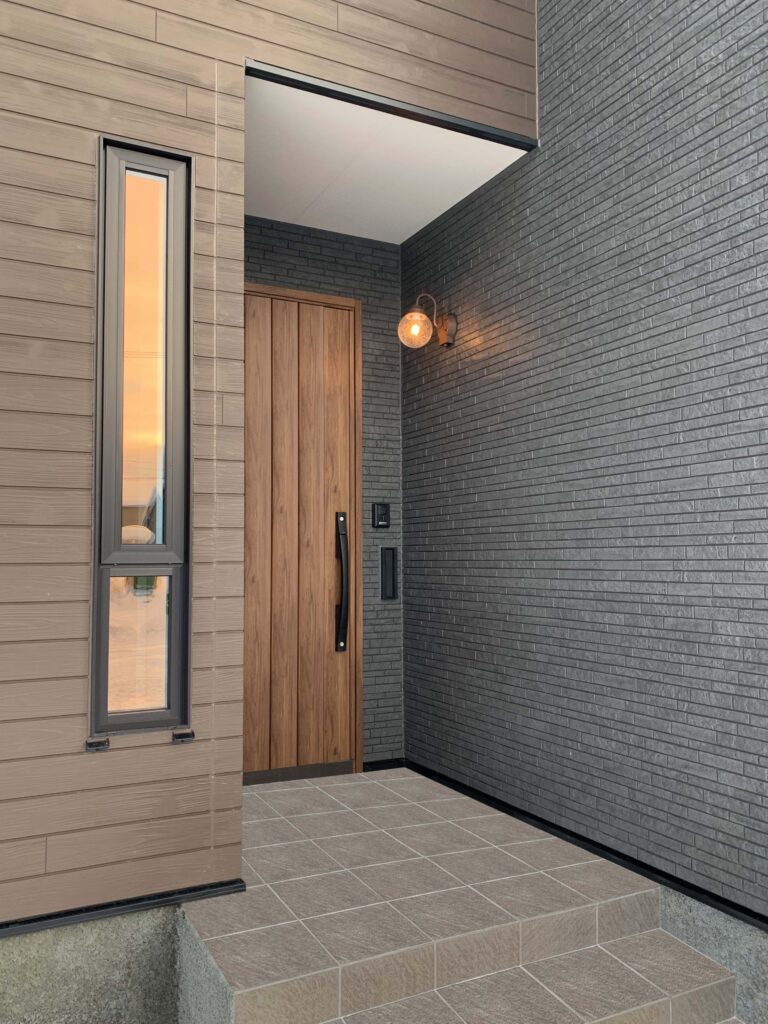 お洒落で高級感のある木製玄関ドア