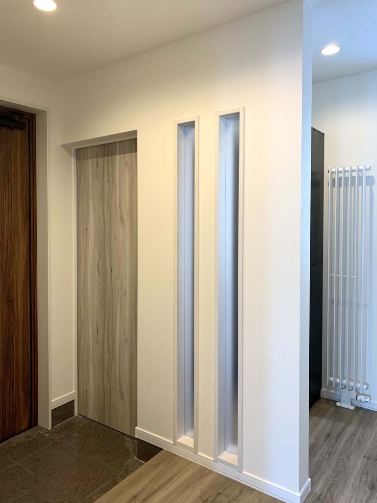 仕切ドアで出入りができるシューズクローク付きの玄関