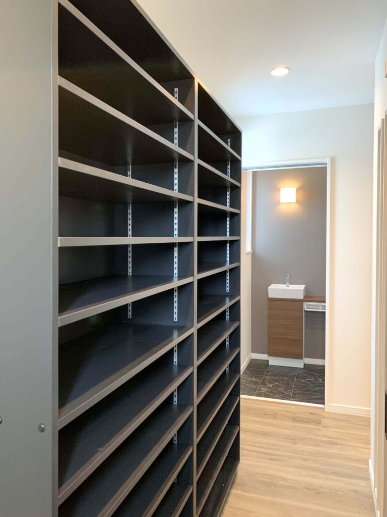 棚の位置を自由に変えられる専用の大型収納