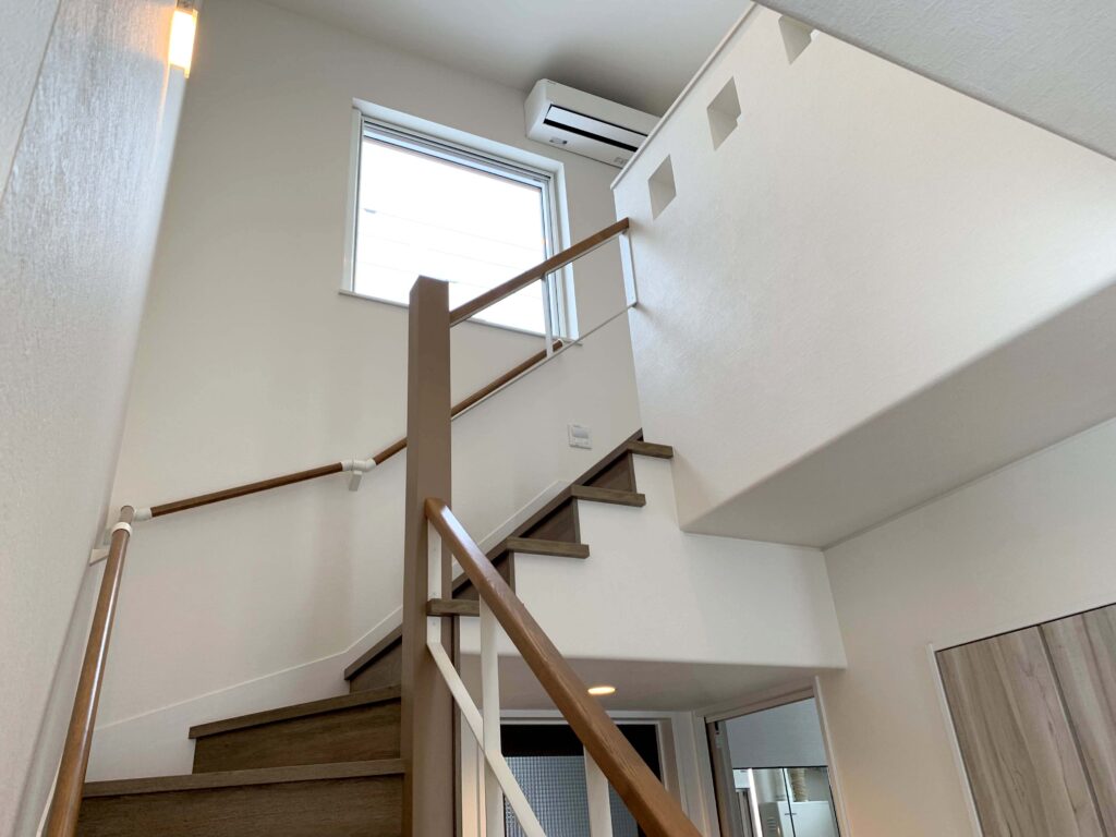 明るく安全性に配慮した吹き抜けの階段