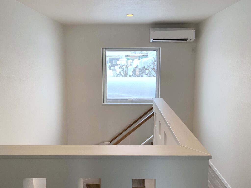 明るく安全性に配慮した吹き抜けの階段