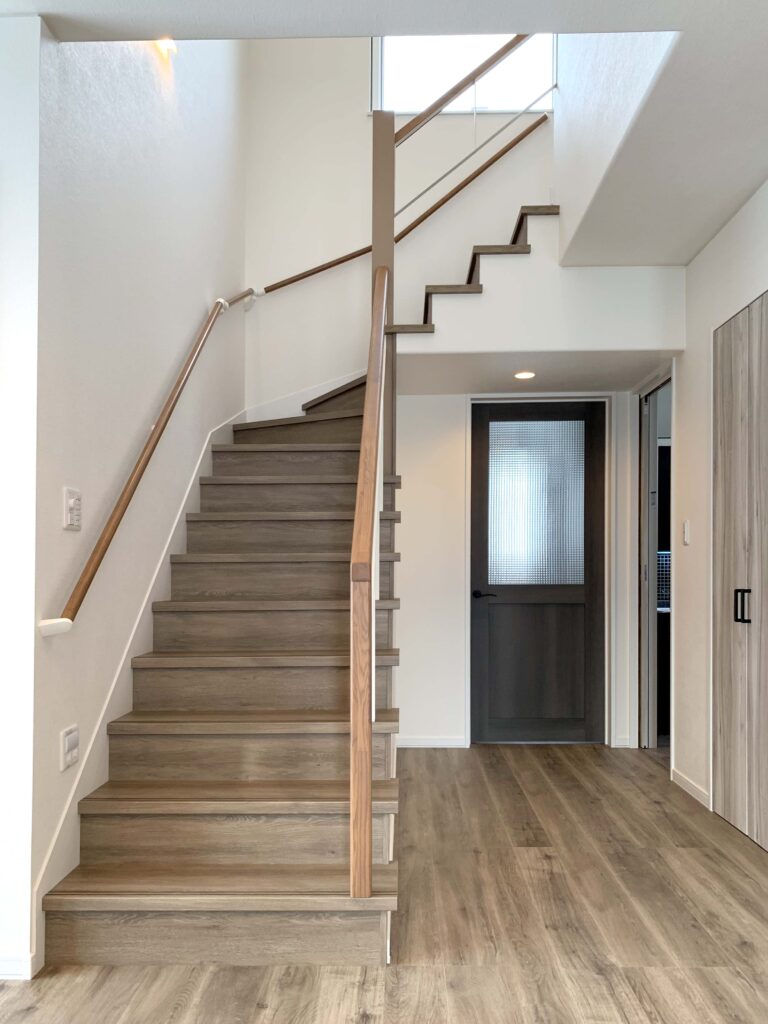 吹き抜けの階段