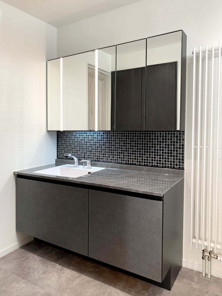 脱衣室の大型ドレッサー