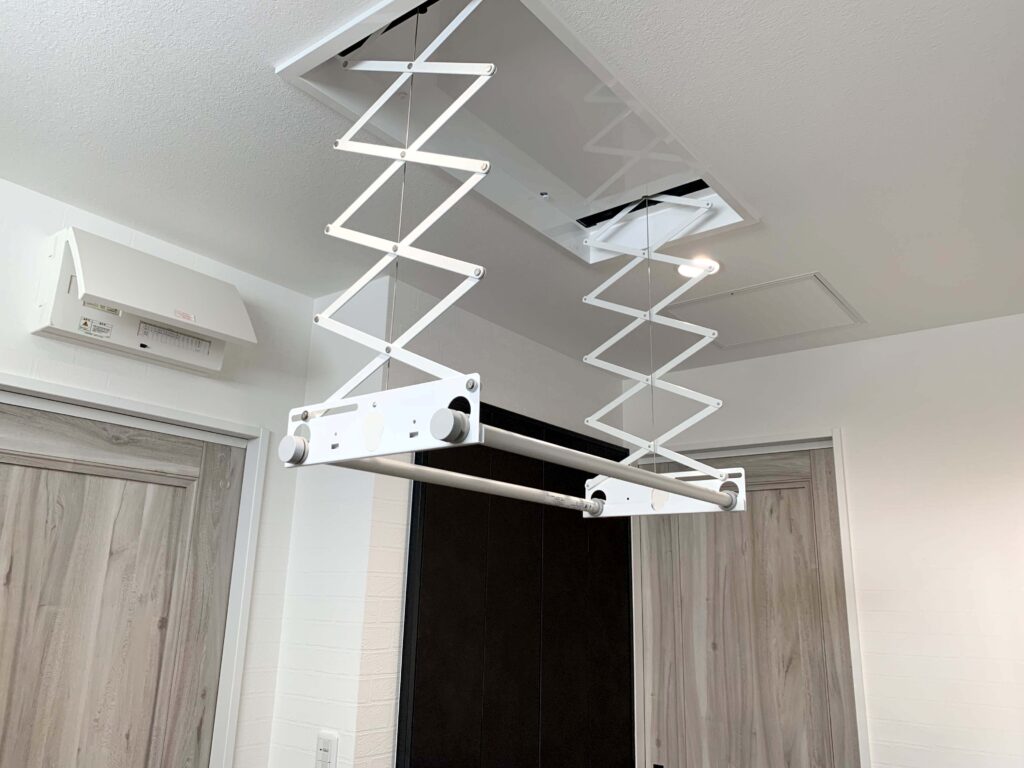 1階脱衣室の下降式物干しユニット